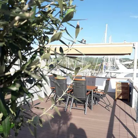 Stella Floating House בפורטורוז